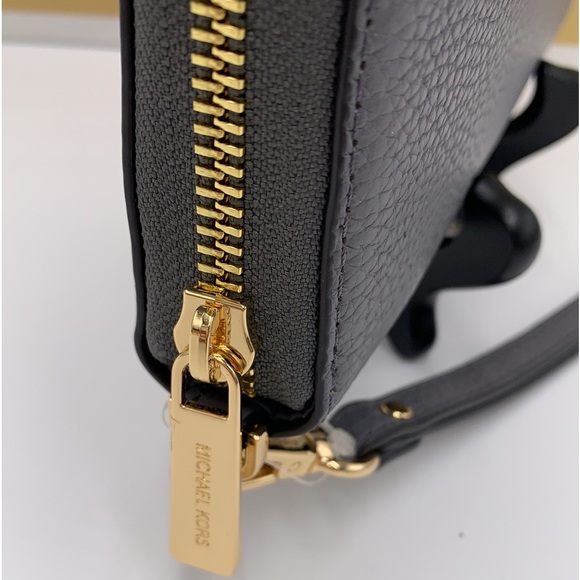 MICHAEL KORS LARGE TRAVEL CONTINENTAL WRISTLET WALLET HEATHER GREY COLOR
NWT - Picture 3 of 16